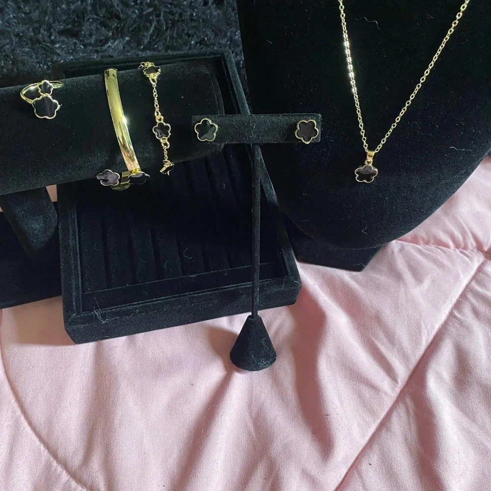 Elegant Gold and Black Flower Jewelry Set - Picture 5 of 5